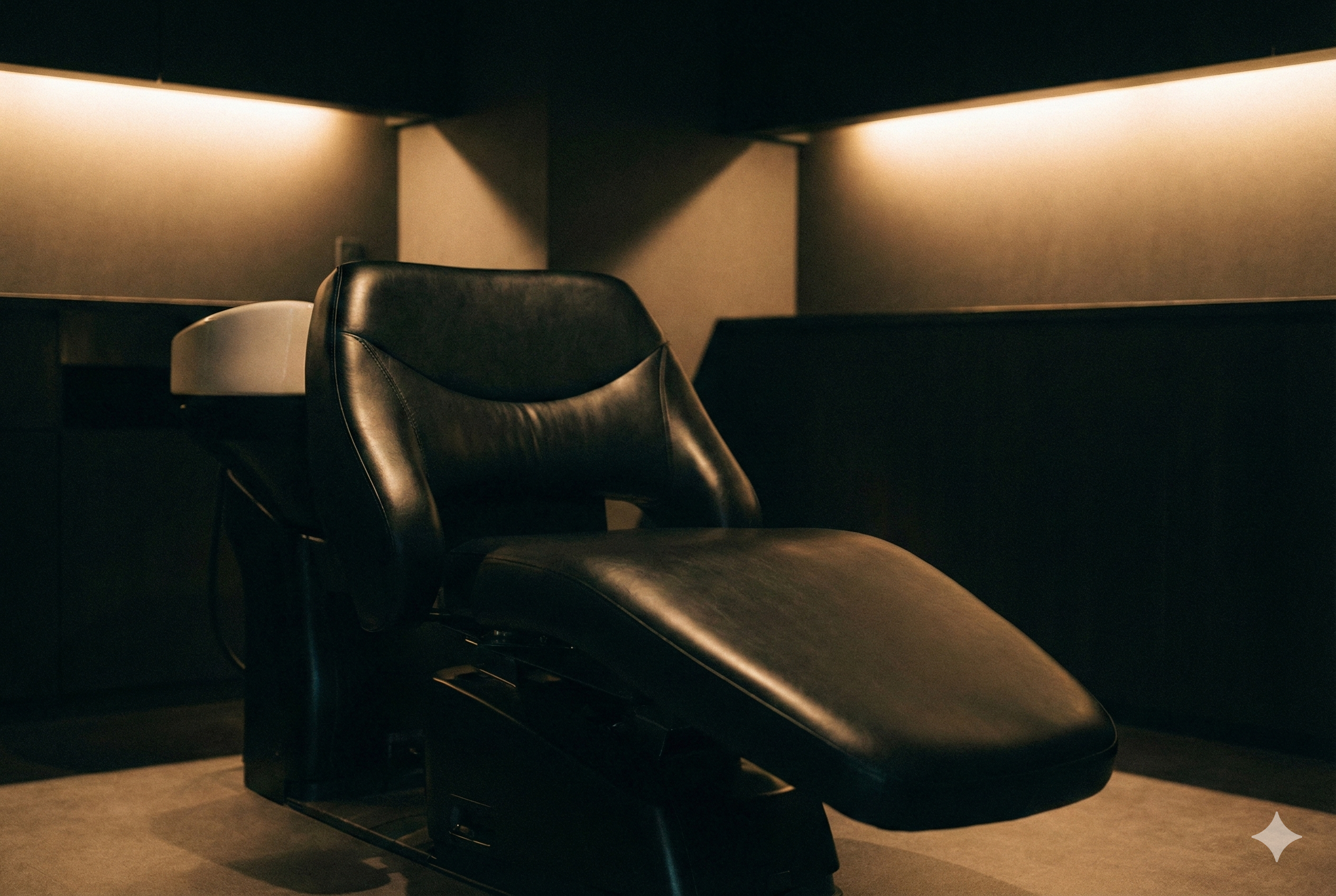 少し照明を落とした、落ち着いた雰囲気の高級フルフラットシャンプー台